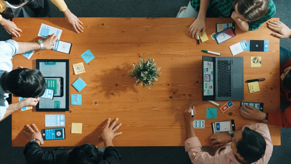 Equipo creativo de Exora desarrollando soluciones digitales en reunión de diseño UX/UI